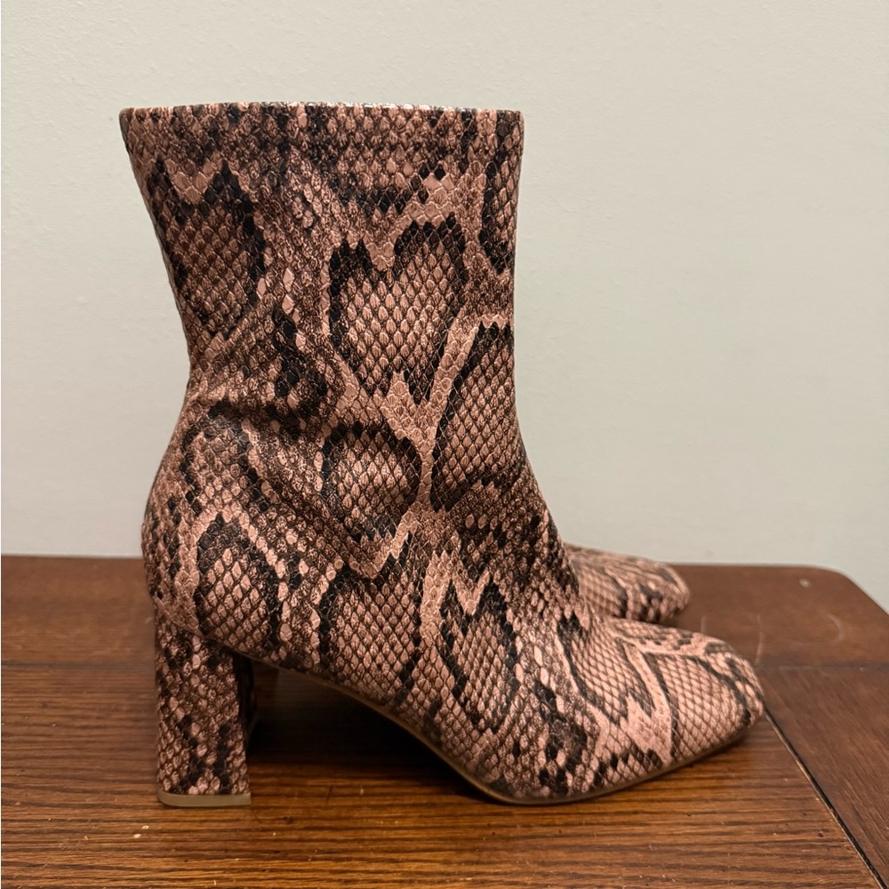 Steve Madden Harli Snakeskin Patterned heel Boots 6